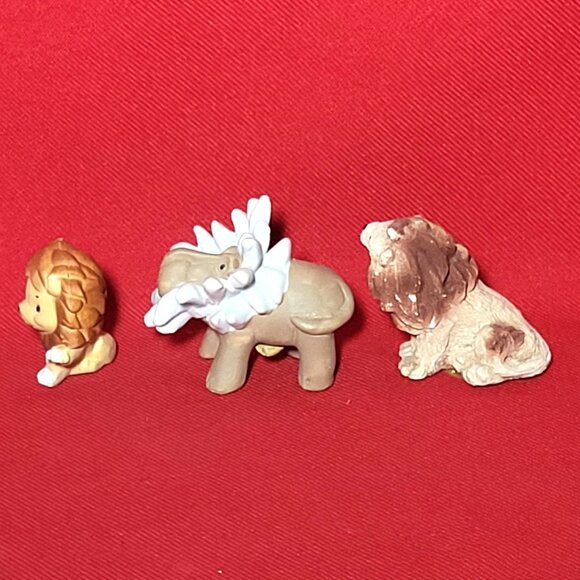 Three Miniature Lion Figurines - Picture 5 of 10